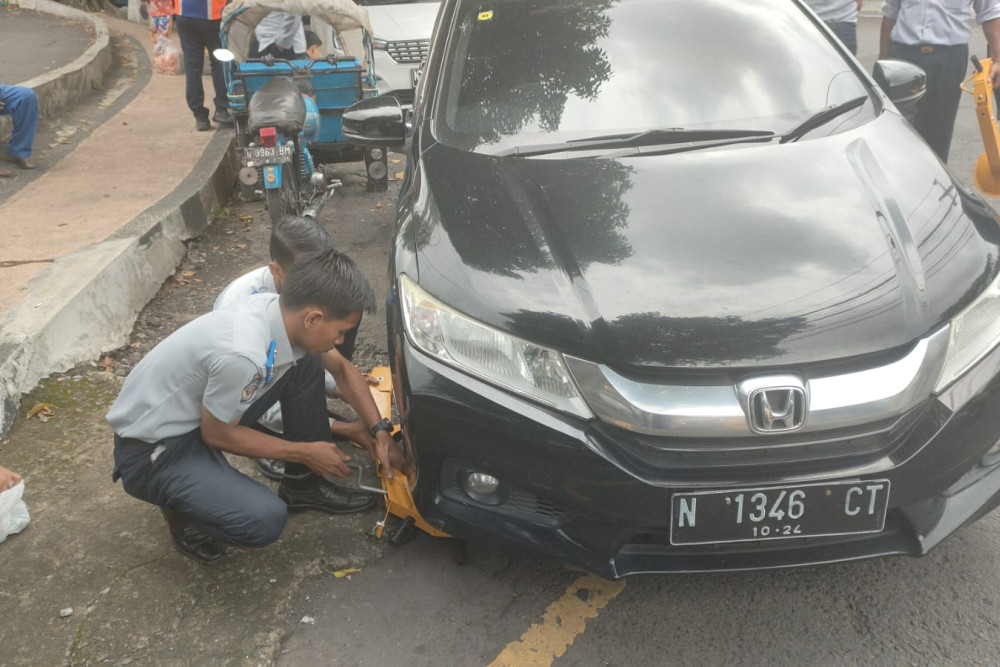  Awas, Mobil Parkir Ngawur di Malang Bakal Digembok