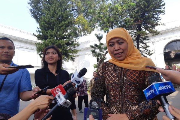 Gubernur Jawa Timur Khofifah Indar Parawansa memberikan keterangan kepada wartawan usai bertemu Presiden Joko Widodo di Istana Kepresidenan, Jakarta, Selasa (18/6/2019)./Bisnis-Yodie Hardiyan