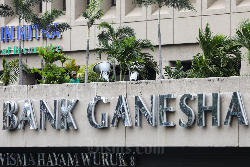 Pekerja beraktivitas di dekat logo Bank Ganesha di Jakarta, Rabu (11/1/2023). Bisnis/Arief Hermawan P