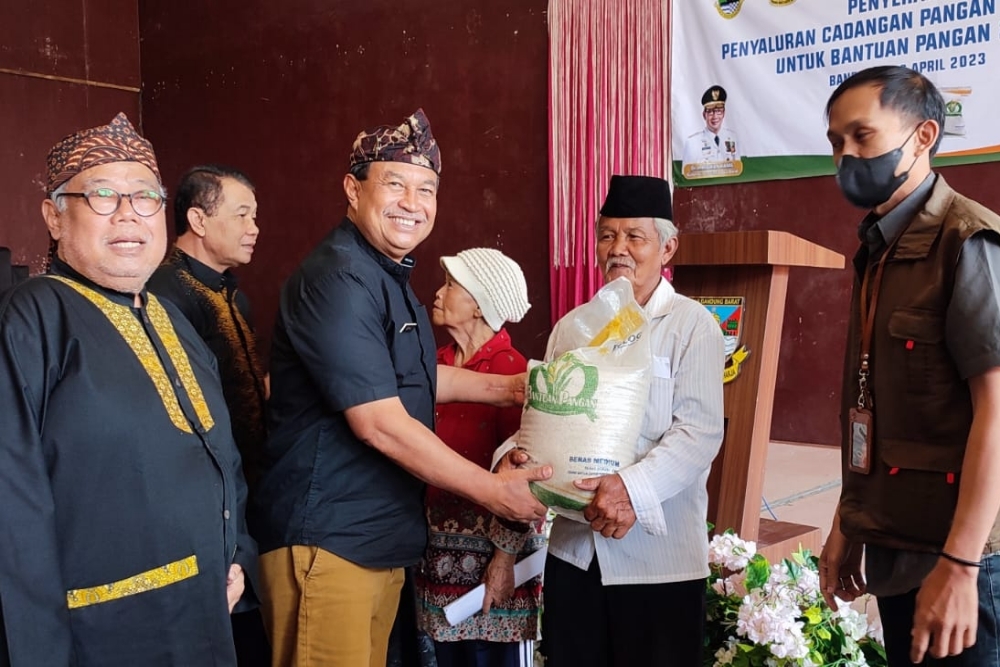  Pemprov Jabar Mulai Salurkan Bantuan Cadangan Pangan untuk 4,4 Juta Keluarga