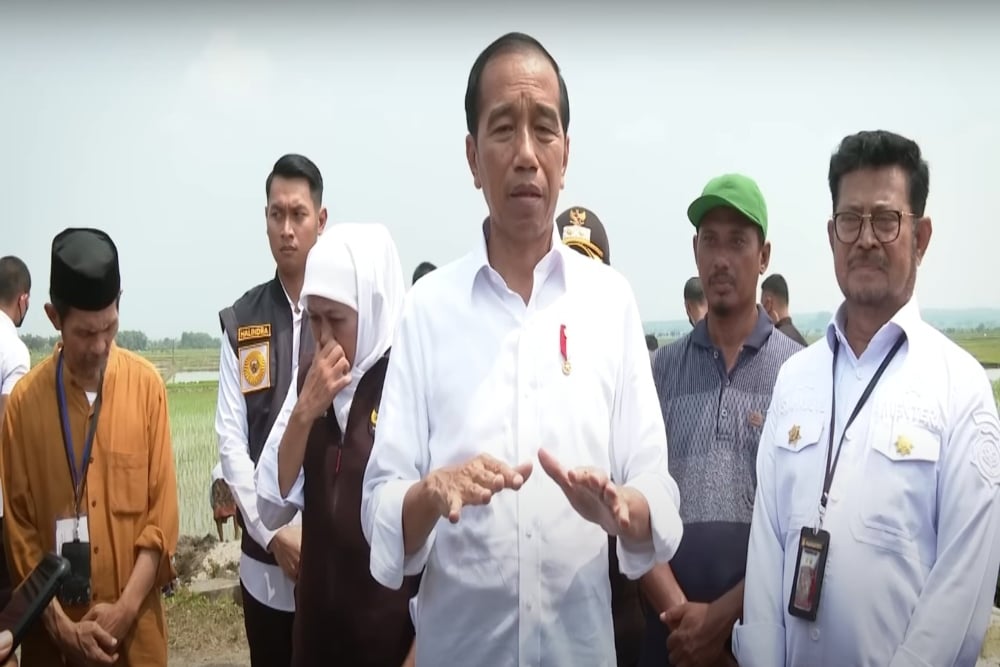 Presiden Joko Widodo (Jokowi) memberikan keterangan pers usai tanam padi bersama petani di Tuban, Jawa Timur, Kamis (6/4/2023)/YouTube Sekretariat Presiden