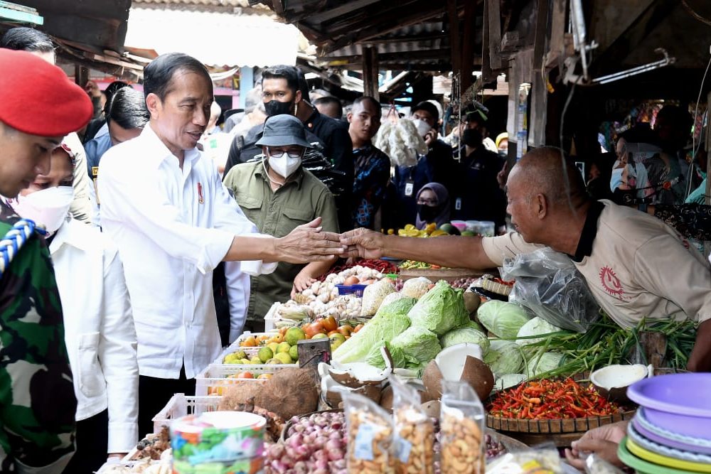  Jokowi Cek Harga Pangan di Pasar Sambonggede: di sini Paling Murah