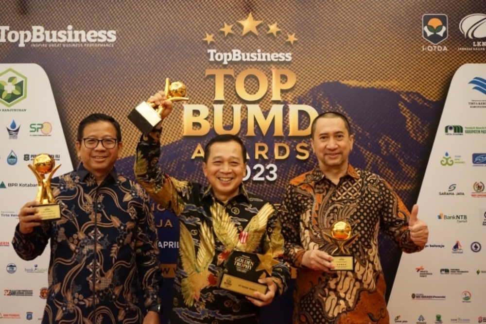  Bank Sumut Raih Golden Trophy di Top BUMD Awards 2023
