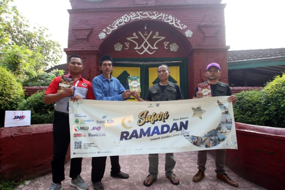  Tim Safari Ramadan Bisnis Indonesia Kolaborasi dengan JNE Wakafkan Al-Qur\'an
