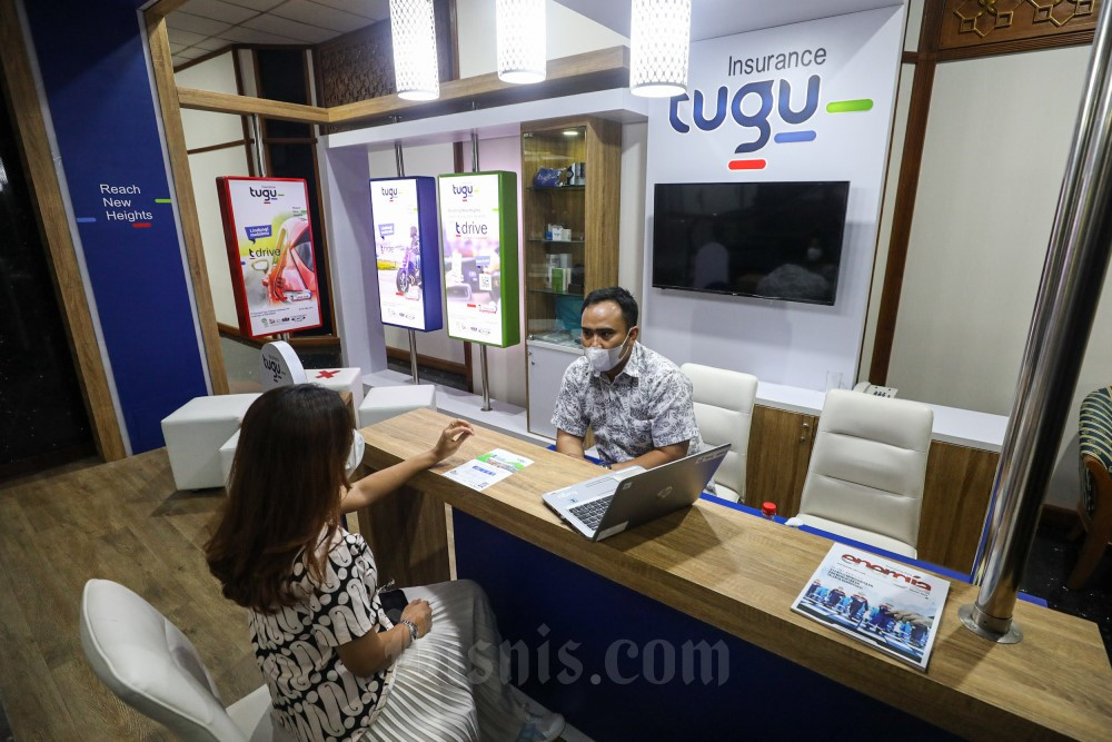 Karyawan melayani nasabah di kantor PT Asuransi Tugu Pratama Indonesia Tbk. (TUGU) alias Tugu Insurance di Jakarta./Bisnis - Arief Hermawan P