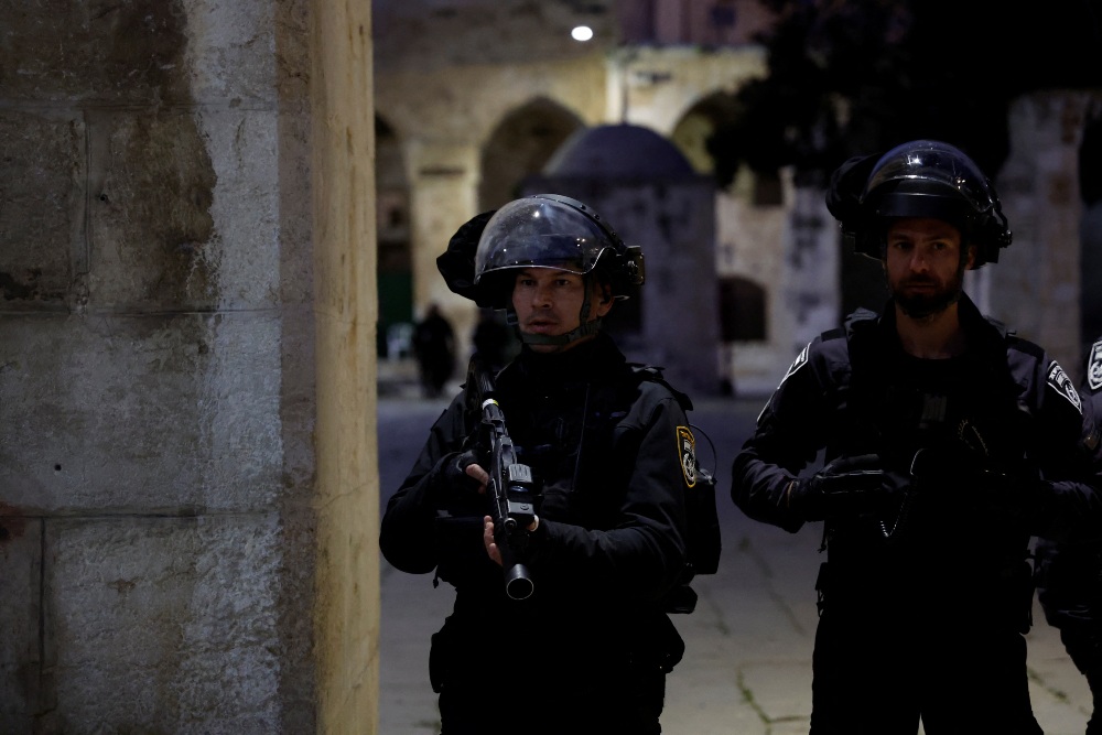 Polisi perbatasan Israel berada di kompleks Al-Aqsa, yang juga dikenal orang Yahudi sebagai Temple Mount, sementara ketegangan meningkat selama bentrokan dengan warga Palestina di Kota Tua Yerusalem, 5 April 2023. REUTERS/Ammar Awad