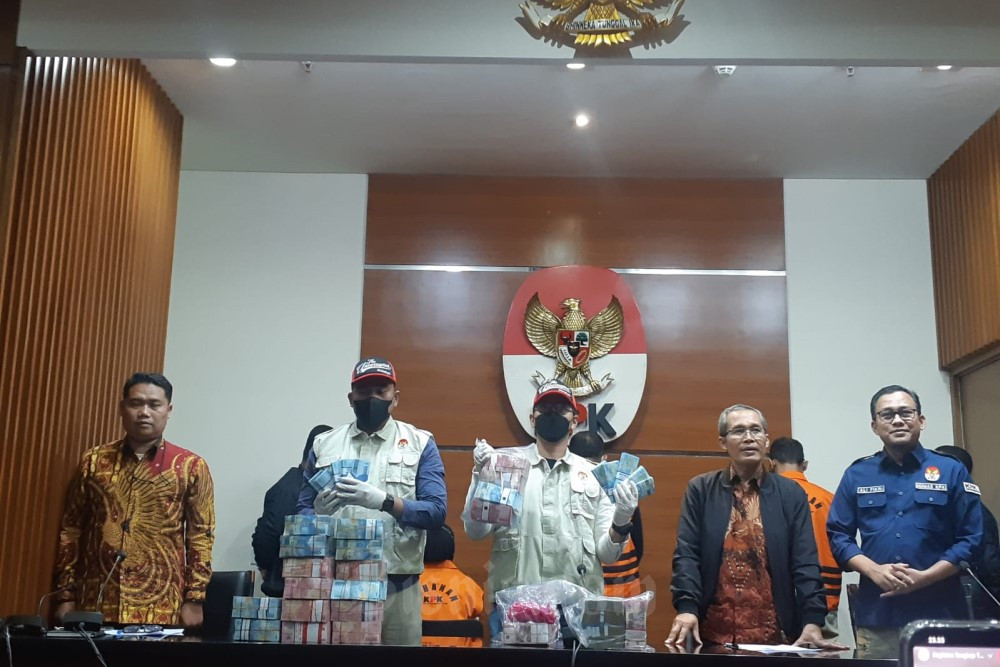 KPK meriilis tersangka dan barang bukti dalam OTT Bupati Meranti, Jumat (7/4/2023) malam./Bisnis/Dany Saputra