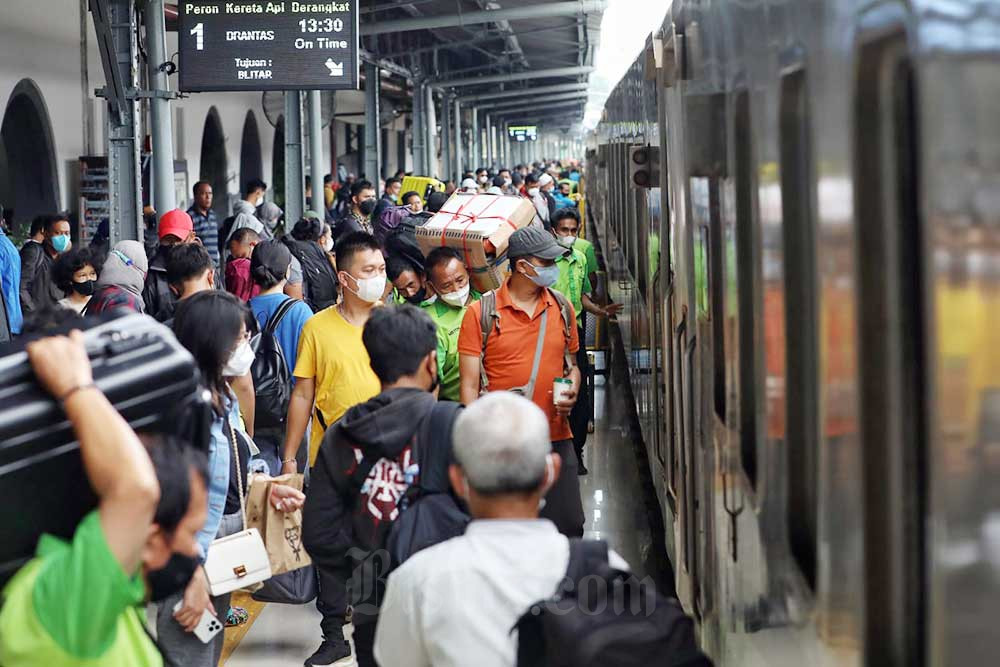 Penumpang Kereta Api Brantas bersiap menaiki kereta di Stasiun Pasar Senen, Jakarta, Kamis (22/12/2022). /Bisnis-Eusebio Chrysnamurti