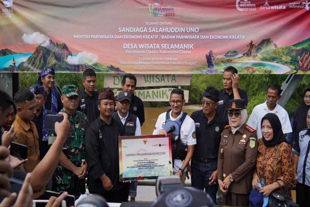 Menteri Pariwisata dan Ekonomi Kreatif Sandiaga Uno menyambangi Desa Wisata Selamanik, Kecamatan Cipaku, Kabupaten Ciamis, Jawa Barat. istimewa