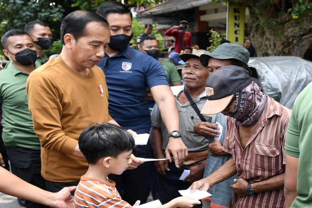  Didampingi Jan Ethes, Jokowi Bagi-bagi Sembako di Pasar Surakarta