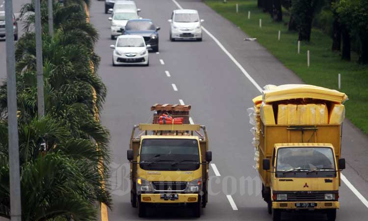 Kendaraan melintas di Jalan Tol Seksi Empat (JTSE) Makassar, Sulawesi Selatan, Rabu (26/2/2020). Bisnis/Paulus Tandi Bone