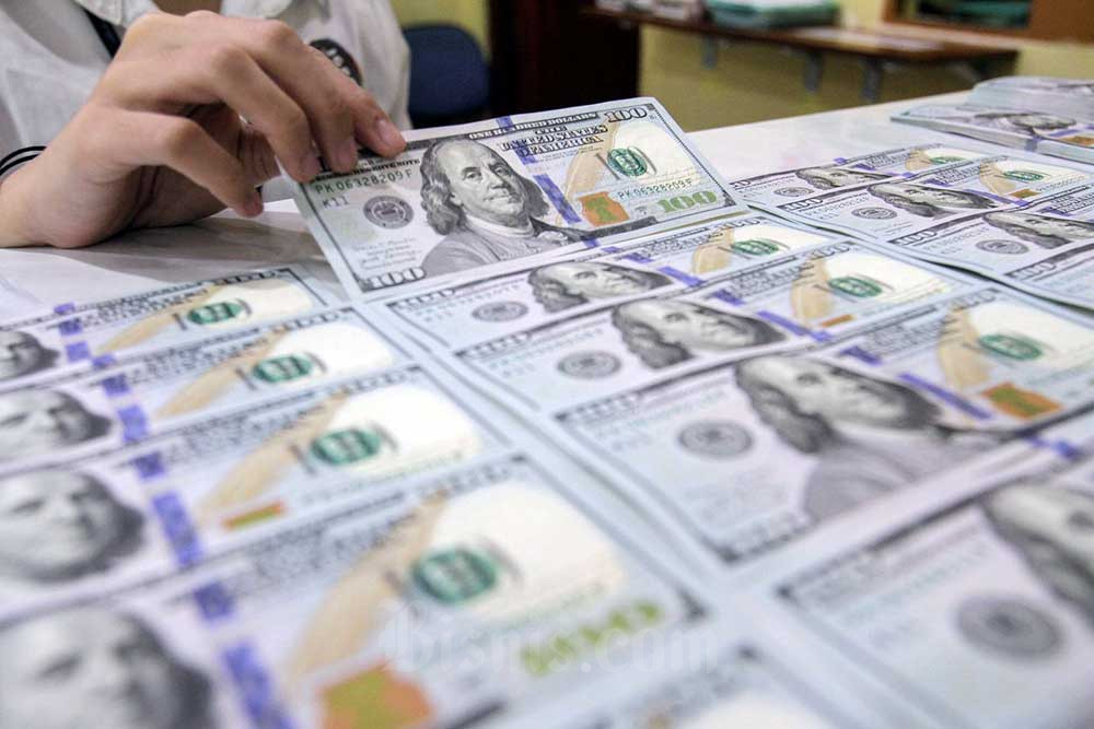 Mata uang dolar di salah satu penukaran uang di Jakarta, Minggu (9/10/2022). Bisnis/Fanny Kusumawardhani. Cadangan Devisa Maret 2023 Diramal Naik Jadi US$141 Miliar