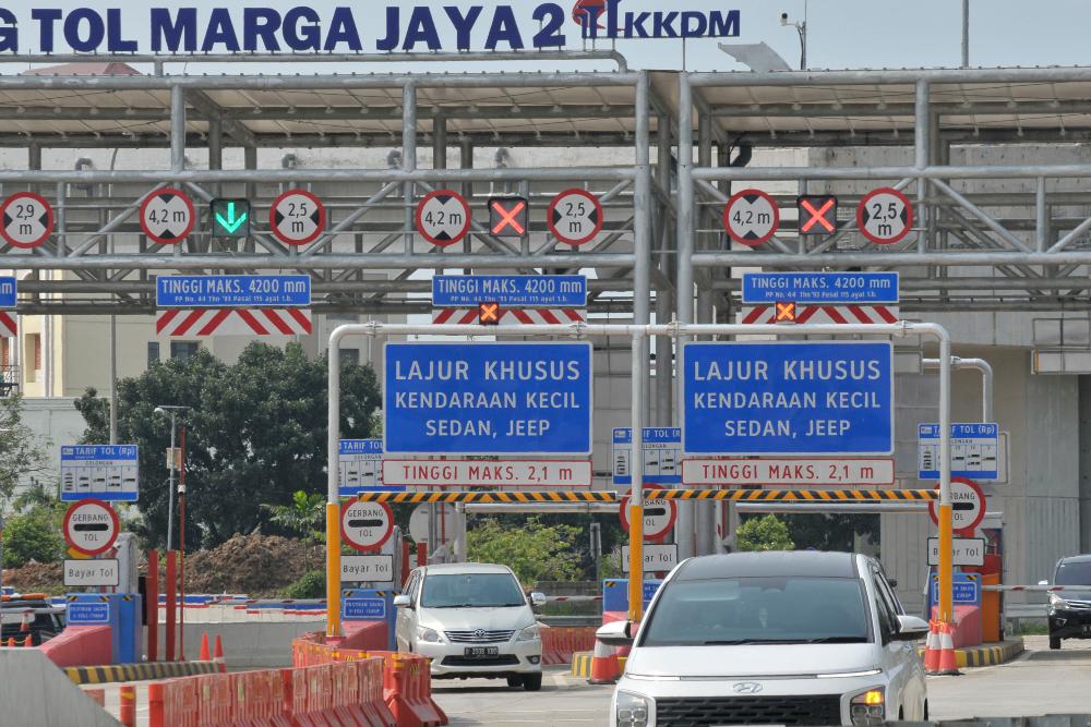 Sejumlah mobil melintas di gerbang Tol Marga Jaya 2 yang merupakan bagian dari Tol Becakayu (Bekasi Cawang Kampung Melayu) Seksi 2A (Jakasampurna-Marga Jaya) di Bekasi, Jawa Barat, Jumat (24/3/2023). Tol Becakayu seksi 2A sepanjang 4,88 km dikenakan tarif lama sebesar Rp14.000 selama selama masa uji coba,sekaligus rangkaian dari sosialisasi penyesuaian tarif Jalan Tol Becakayu yang semula dengan sistem terbuka single tarif menjadi sistem terbuka empat zonasi tarif. ANTARA FOTO/ Fakhri Hermansyah/hp.