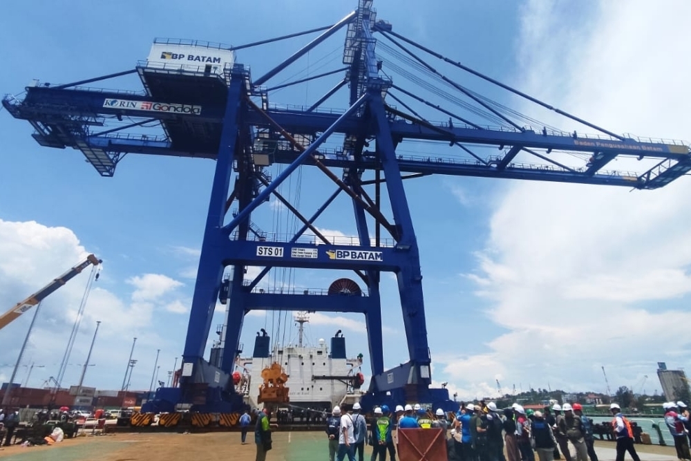 STS crane di Pelabuhan Batuampar yang didatangkan dari Korea Selatan.