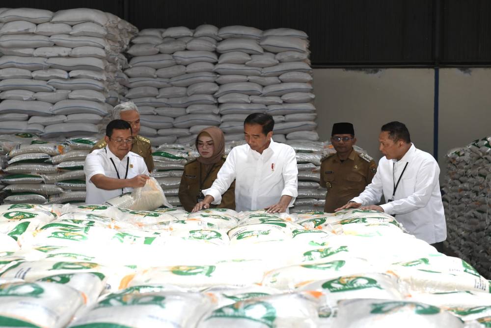 Jokowi Luncurkan Penyaluran Cadangan Beras untuk Bantuan Pangan 2023 / Kris - Biro Pers Sekretariat Presiden