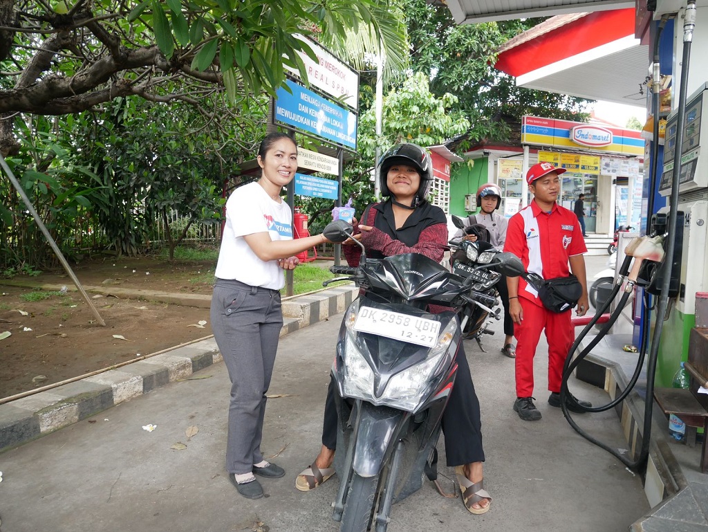  Peringati Nuzulul Quran Pertamina Berbagi Takjil di SPBU se-Jatimbalinus