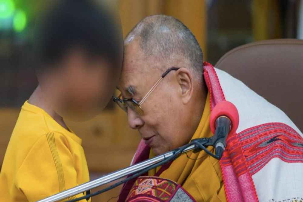  Profil Dalai Lama ke-14, Pemimpin Agama Buddha yang Diduga Minta Bocah Isap Lidahnya