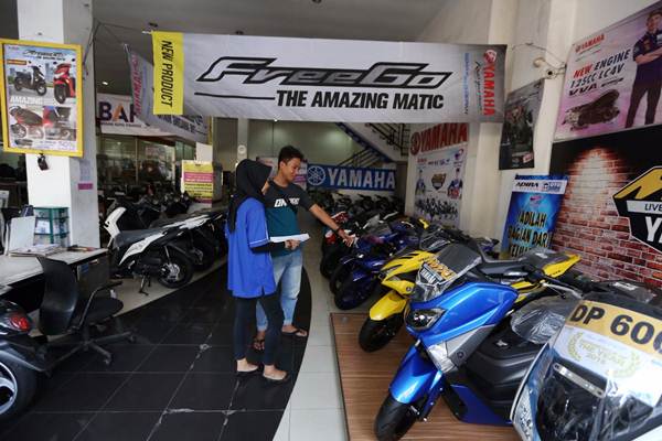 Calon pembeli mencari informasi tentang sepeda motor Yamaha di salah satu diler di Jakarta, Senin (7/1/2019)./Bisnis-Nurul Hidayat