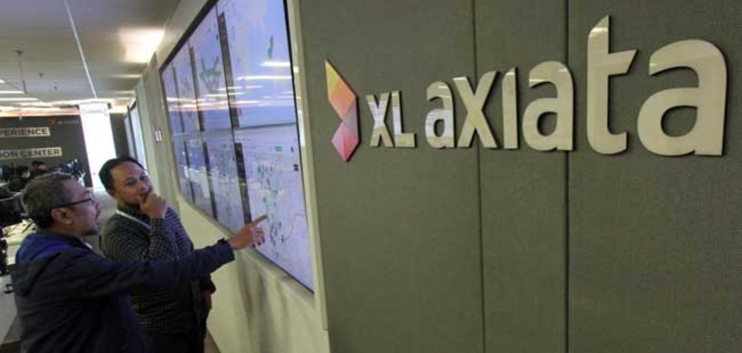 Karyawan beraktivitas di kantor XL Axiata./Bisnis-Arief Hermawan P