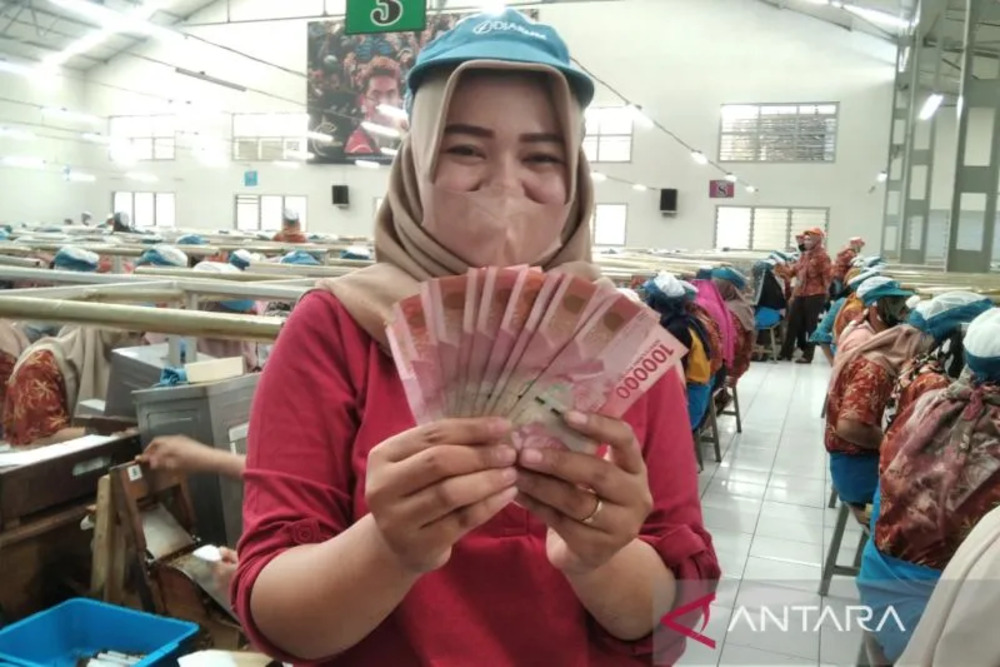  Buruh Rokok di Kudus Mulai Menerima Tunjangan Hari Raya