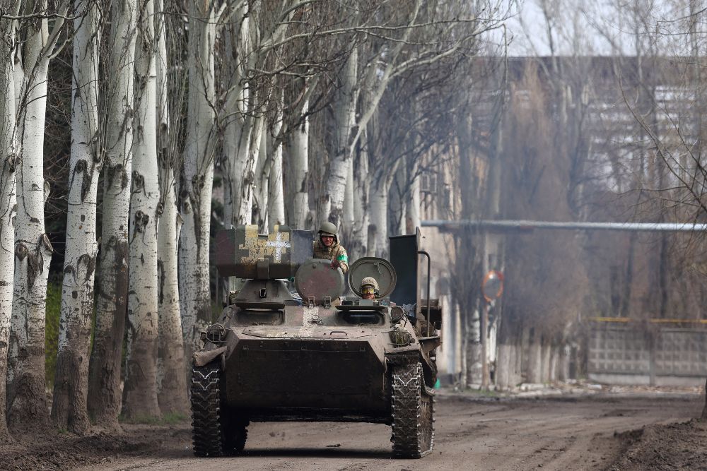 Sebuah kendaraan militer lapis baja melaju melalui Chasiv Yar selama pertempuran sengit di garis depan Bakhmut dan Chasiv Yar, Ukraina, 9 April 2023. REUTERS/Kai Pfaffenbach