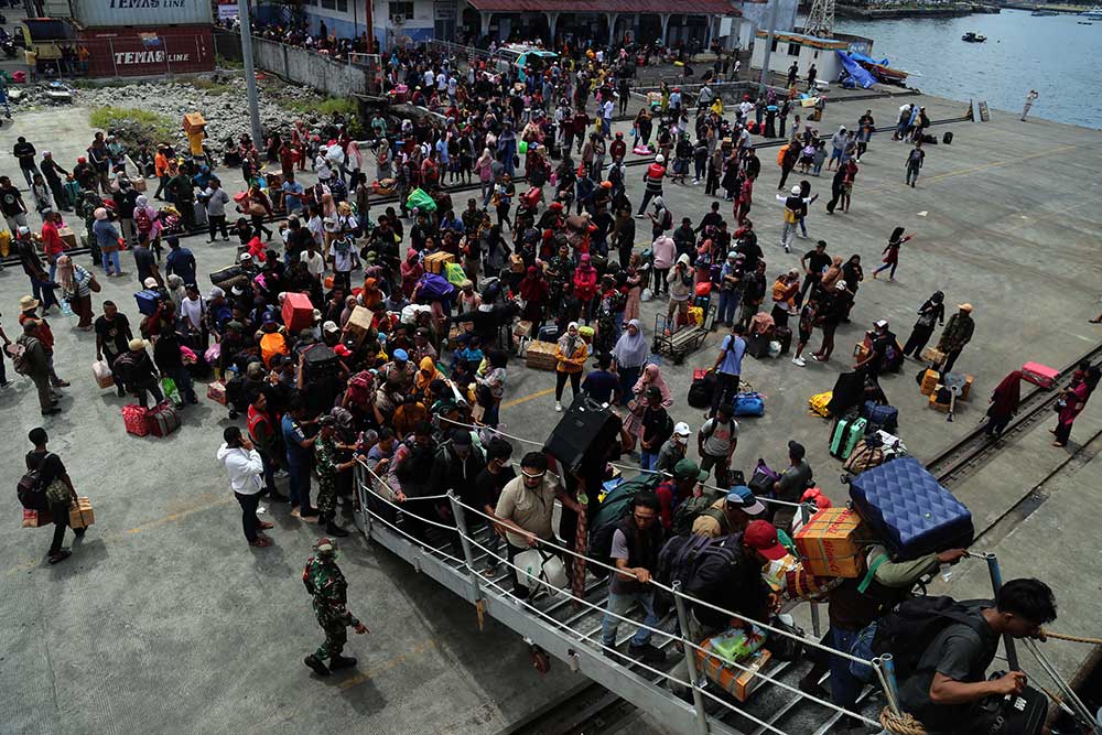  Ribuan Penumpang Padati Pelabuhan Saat Puncak Arus Mudik Jalur Laut di Ternate