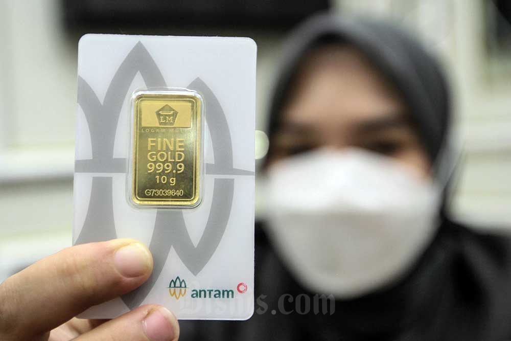Karyawan menunjukkan emas di Galeri 24 Pegadaian, Jakarta, Senin (16/1/2023). Bisnis/Fanny Kusumawardhani