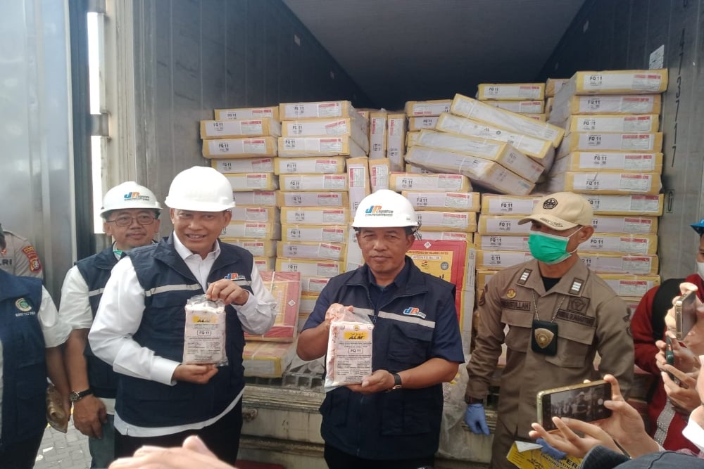 Direktur Perum Bulog Budi Waseso (kiri) dan Dirjen Perdagangan Dalam Negeri Kemendag Isy Karim saat membongkar daging kerbau beku impor dari India sebanyak 18.000 ton yang tiba di New Priok Container Terminal One (NPCT1) - Tanjung Priok, Jakarta Utara, Rabu (12/4/2023)/Bisnis-Indra Gunawan