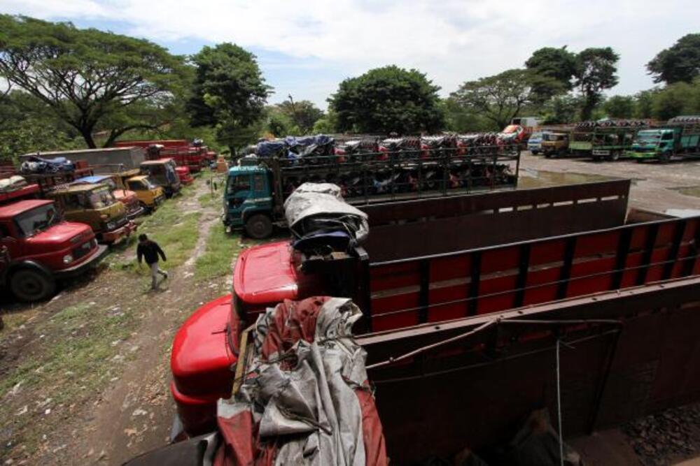  Marak Truk Parkir di Tepi Jalan Kendal, Kekurangan Kantong Parkir