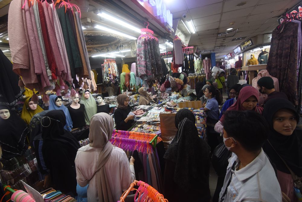 Warga berbelanja di Blok B Pasar Tanah Abang, Jakarta, Jumat (7/4/2023). Menurut pedagang, penjualan busana muslim di pasar tersebut pada minggu ketiga bulan puasa mulai ramai sebagai persiapan menjelang Lebaran. ANTARA FOTO/Indrianto Eko Suwarso/nym.