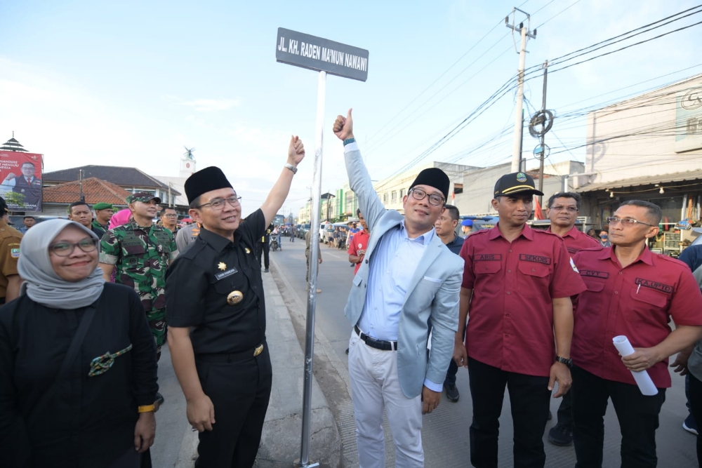 Gubernur Jawa Barat Ridwan Kamil melakukan inspeksi jalan provinsi sekaligus meresmikan nama Jalan KH. R. Mamun Nawawi di Kabupaten Bekasi.