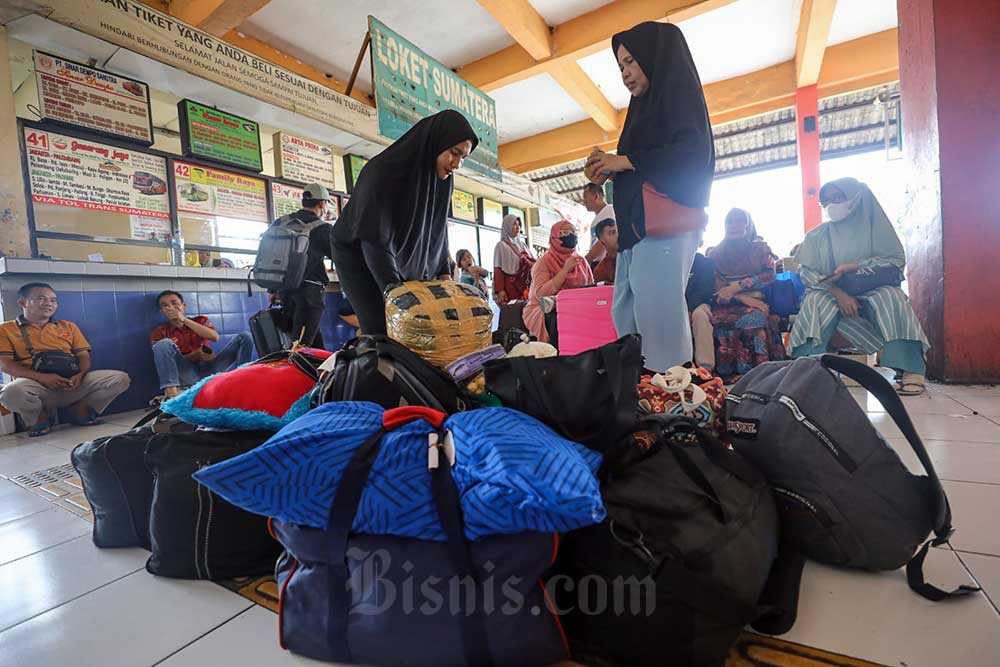Sejumlah calon penumpang menunggu bus antarkota antar provinsi (AKAP) di area keberangkatan Terminal Kampung Rambutan, Jakarta, Kamis (22/12/2022). Bisnis/Arief Hermawan P