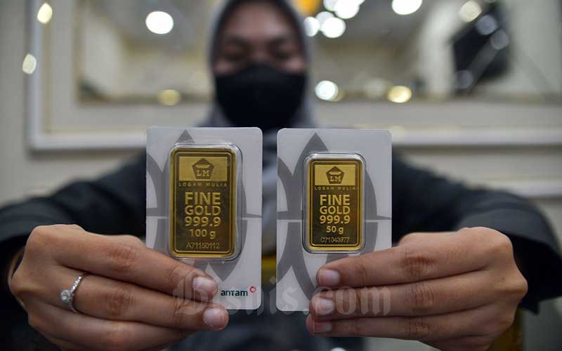 Karyawan menunjukan emas batangan di Galeri 24 Pegadaian, Jakarta, Senin (14/2/2022). Bisnis/Fanny Kusumawardhani