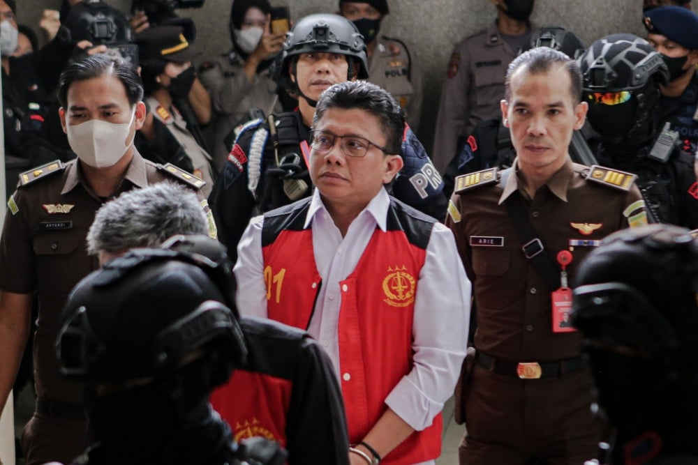 Terdakwa kasus pembunuhan berencana terhadap Nofriansyah Yousa Hutabarat atau Brigadir J, Ferdy Sambo (kedua kanan) berjalan menuju ruang sidang di Pengadian Negeri Jakarta Selatan, Jakarta, Selasa (17/1/2023). Sidang tersebut beragendakan pembacaan tuntutan dari Jaksa Penuntut Umum. ANTARA FOTO/Fauzan/hp.