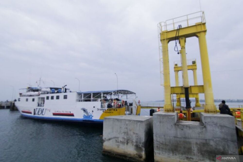 Penumpang KMP Dharma Kartika yang akan mudik ke Pulau Raas membawa barang bawaan berjalan menuju kapal di dermaga Pelabuhan Jangkar, Situbondo. Kamis (13/4/2023)./Antara-Novi Husdinariyanto.