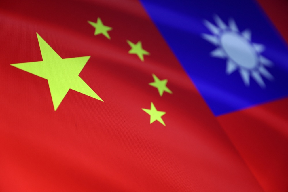 Ilustrasi bendera China dan Taiwan./Reuters