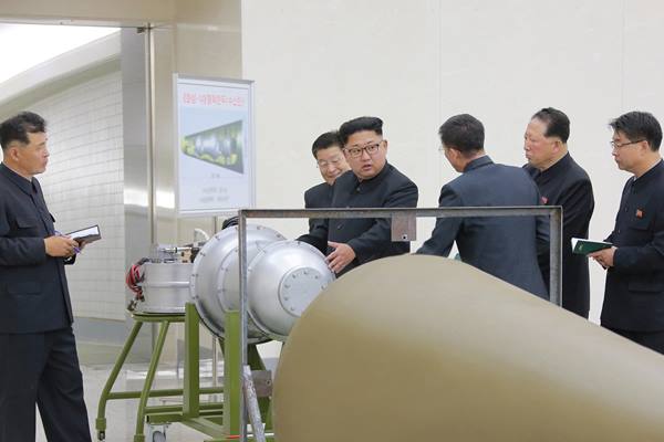 Pemimpin Korea Utara Kim Jong-Un memberi panduan program senjata nuklir dalam foto tak bertanggal yang  dirilis Kantor Berita Pusat Korea Utara Korea Utara./Reuters