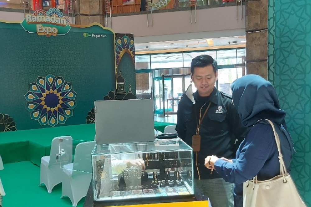 Pengunjung sedang melihat berbagai perhiasan emas oleh Pegadaian dan anak perusahaan Galeri 24, yang dipajang pada kegiatan Ramadan Expo di salah satu mal di Kota Pekanbaru. /Istimewa