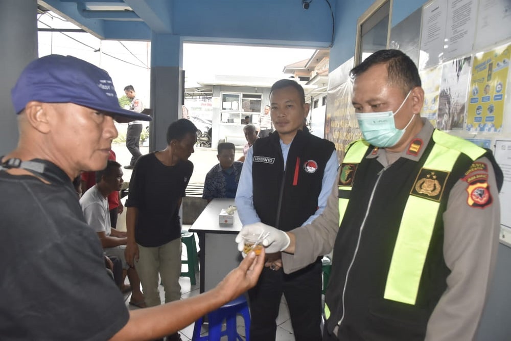Sopir angkutan di Kabupaten Cirebon menjalani tes urien./Bisnis.com-A. Iskandar Zulkarnain