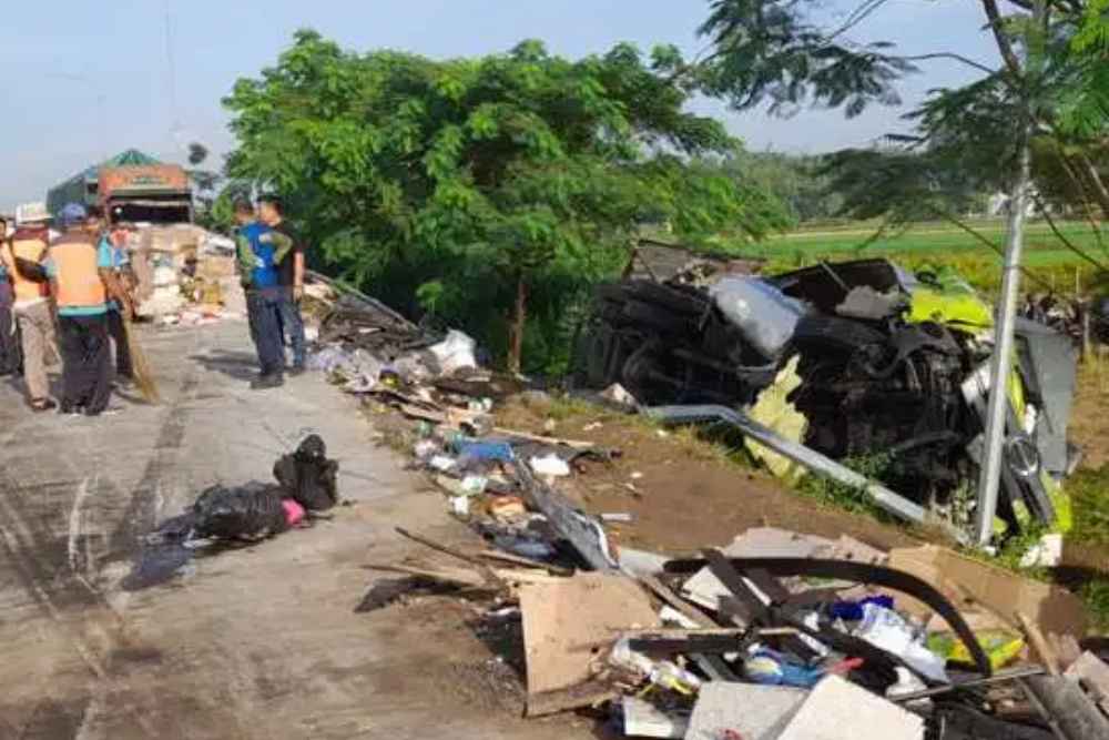 Kondisi lokasi kecelakaan maut karambol dengan korban meninggal dunia sebanyak enam orang di Tol Boyolali KM 487.600 A pada Jumat, 14 April 2023/Solopos-Nimatul Faizah