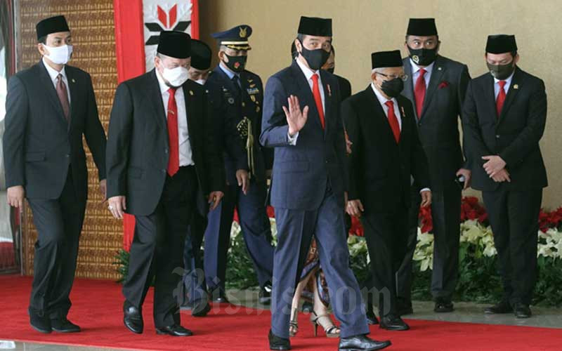 Presiden Joko Widodo dan Wakil Presiden Maruf Amin saat tiba di depan Ruang Rapat Paripurna I untuk menghadiri Pembukaan Masa Persidangan I Tahun Sidang 2020-2021 di Kompleks Parlemen, Jakarta, Jumat (14/8/2020). Bisnis/Arief Hermawan P