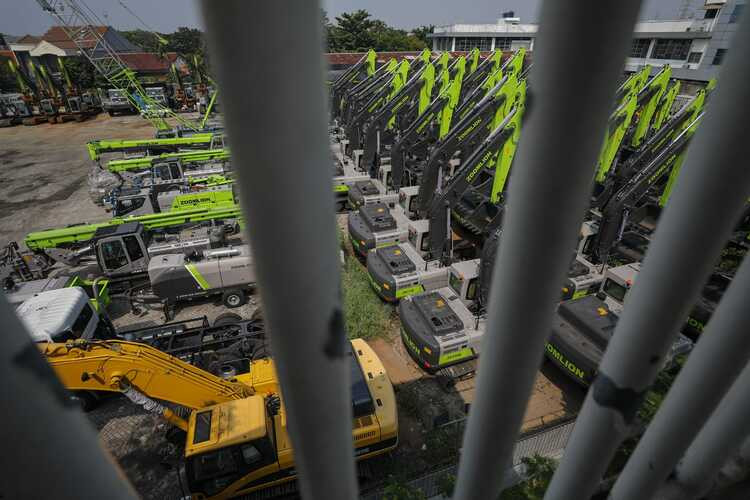  Berharap Menggapai Rekor Produksi Alat Berat