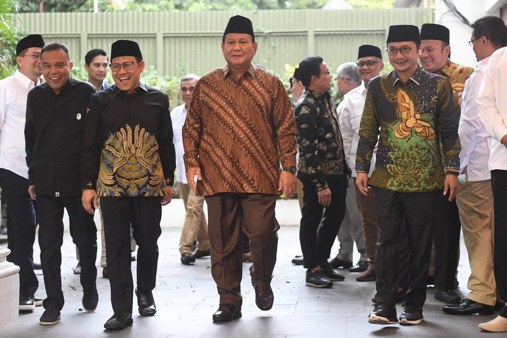 Ketua Umum Partai Gerindra Prabowo Subianto (kanan) dan Ketua Umum PKB Muhaimin Iskandar (kiri) berjalan bersama sebelum mengikuti rapat tertutup di Jakarta, Senin (10/4/2023). Rapat itu membahas hasil pertemuan Partai Gerindra dengan partai-partai pendukung pemerintah terkait dengan koalisi besar dalam menghadapi pemilu dan pilpres 2024. ANTARA FOTO/Akbar Nugroho Gumay/hp.