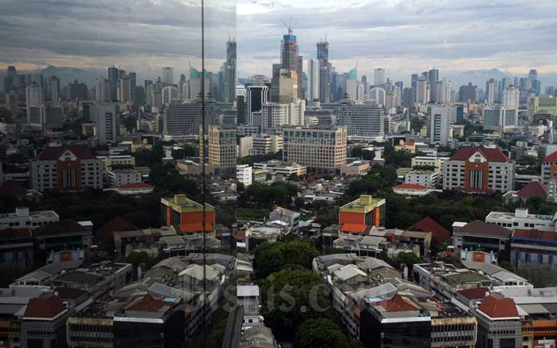 Pemandangan gedung bertingkat di Jakarta. Bank Indonesia (BI) mencatat posisi utang luar negeri (ULN) Indonesia mencapai  US$400,1 miliar pada Februari 2023, turun US$4,5 miliar dari posisi Januari 2023. Bisnis/Arief Hermawan P