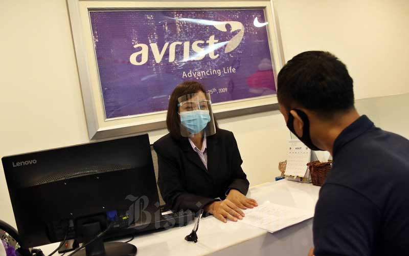 Karyawan melayani nasabah di Kantor Avrist Assurance, Jakarta, Senin (24/8/2020). Bisnis/Eusebio Chrysnamurti