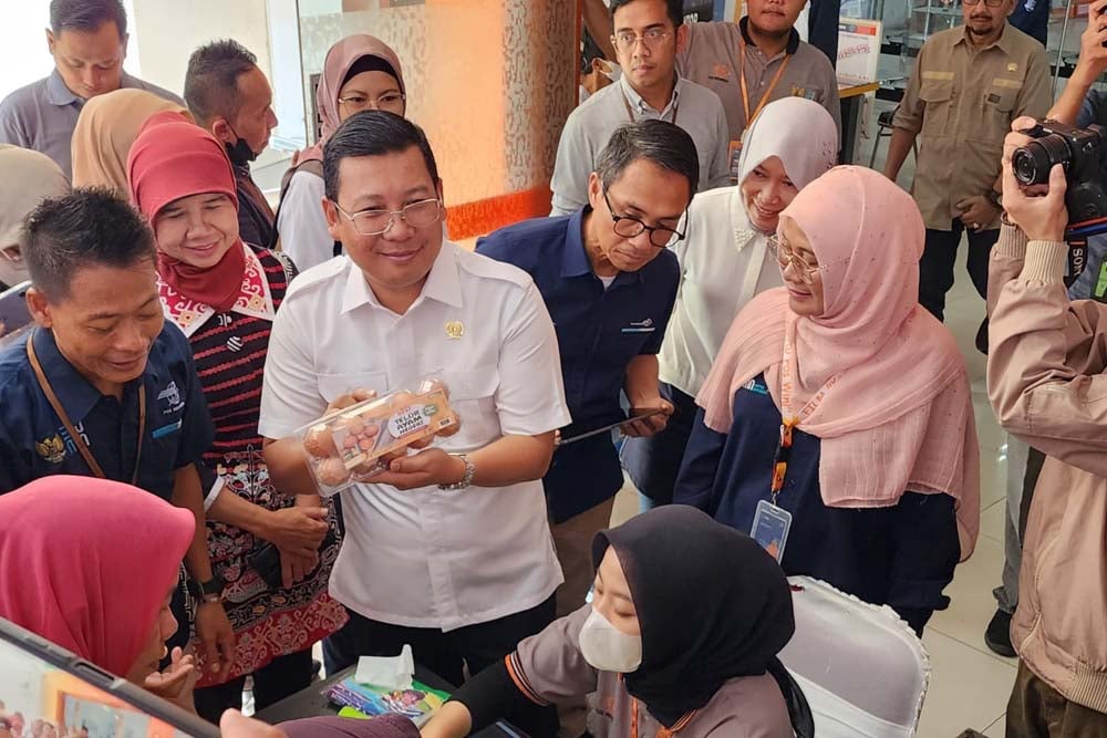 Pemerintah mulai menyalurkan bantuan pangan berupa telur ayam dan daging ayam keluarga berisiko stunting (KRS) di Kantor Pos Bekasi, Sabtu (15/4/2023)/ Dok. Bapanas