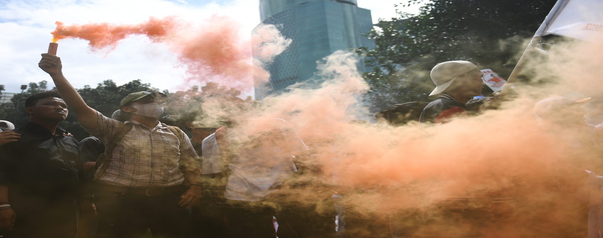 Pengunjuk rasa menyalakan “flare” saat aksi di gedung KPK, Jakarta, Selasa (11/4/2023). Unjuk rasa menuntut mundurnya Ketua KPK Firli Bahuri itu berlangsung ricuh serta ditandai dengan pelemparan tikus dan telur ke arah gedung KPK. ANTARA FOTO/Akbar Nugroho Gumay/rwa.rnrn