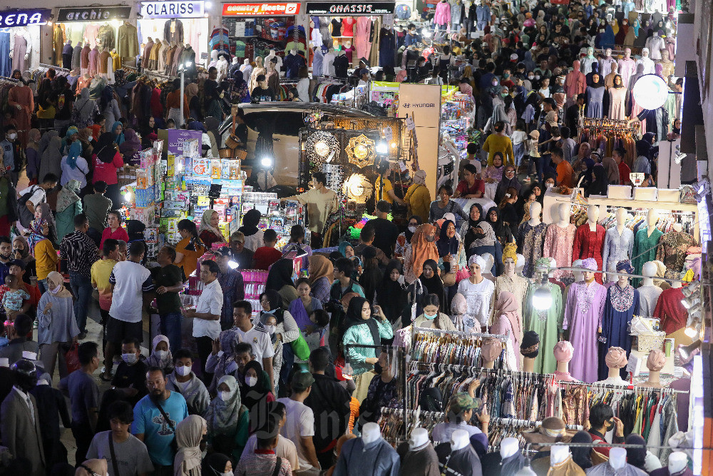  Pasar Tanah Abang Dipenuhi Warga Yang Berburu Baju Lebaran