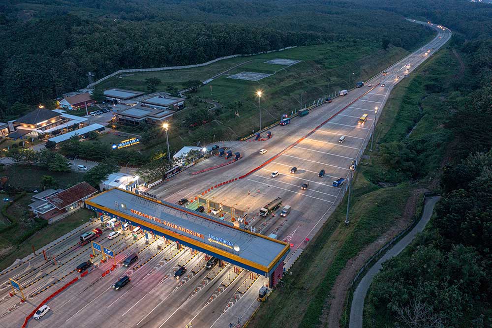  Arus Mudik di Gerbang Tol Kalikakung Terpantau Ramai Lancar