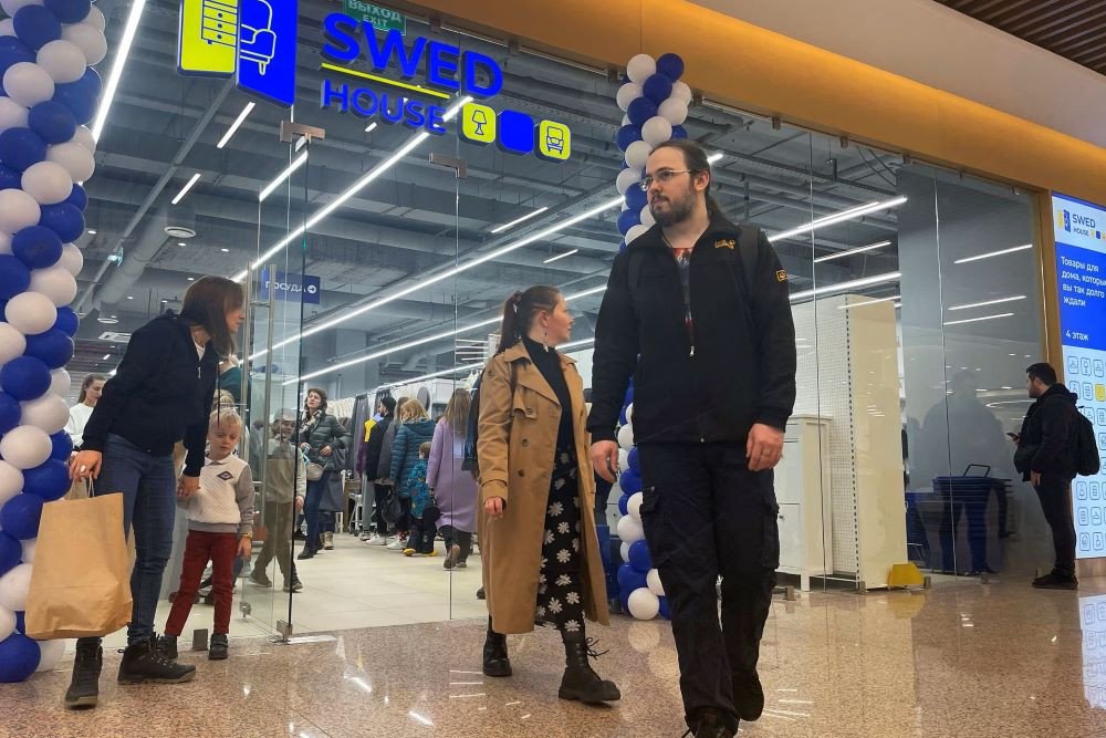 Orang-orang meninggalkan toko jaringan ritel Belarusia Swed House pada hari pembukaannya di Moskow, Rusia, 15 April 2023./Reuters